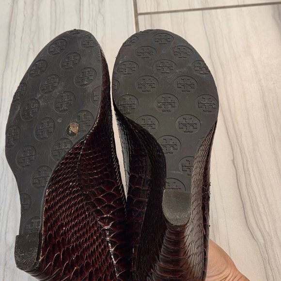 Tory Burch Size 9.5 Patent Leather Sophie Croc Wedge Brown - Picture 3 of 3